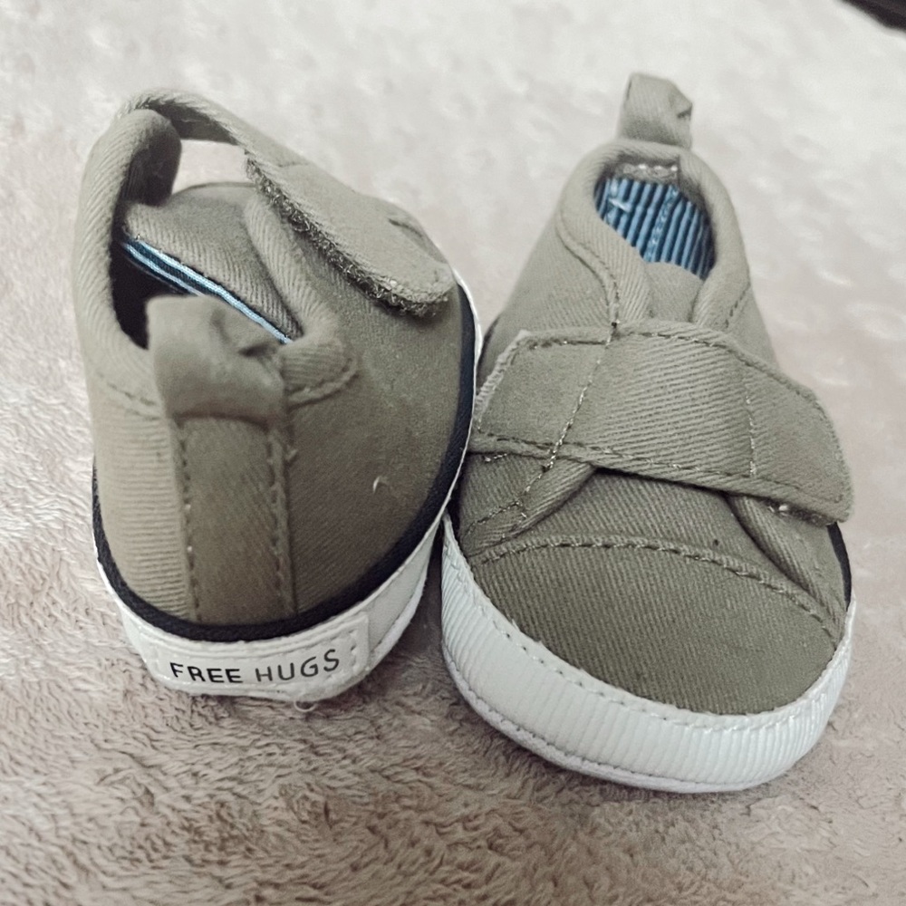 FREE in any baby bundle — baby 0-3 m olive green “free hugs” shoes